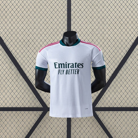 Vista frontal de la camiseta R.M. 26-27 Local Player Version blanca con detalles rosas, cuello verde oscuro y tejido texturizado
