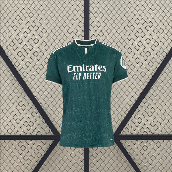 Vista frontal de la camiseta R.M. 26-27 visitante para mujer en verde oscuro, con patrón tonal, manga corta y cuello con abertura