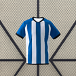 Vista frontal de la camiseta RCD Espanyol 26-27 local con franjas verticales azules y blancas, cuello redondo y manga corta