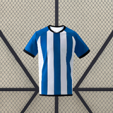 Vista frontal de la camiseta RCD Espanyol 26-27 local con franjas verticales azules y blancas, cuello redondo y manga corta