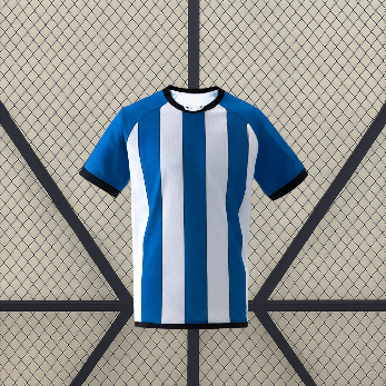 Vista frontal de la camiseta RCD Espanyol 26-27 local con franjas verticales azules y blancas, cuello redondo y manga corta