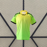 Vista frontal de la camiseta RCD Espanyol 26-27 tercera equipación en amarillo y verde lima con cuello polo y detalles negros