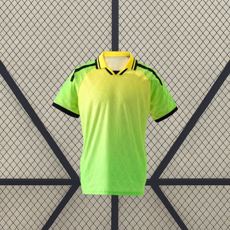 Vista frontal de la camiseta RCD Espanyol 26-27 tercera equipación en amarillo y verde lima con cuello polo y detalles negros