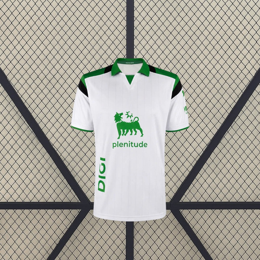 Vista frontal de la camiseta Racing Santander 26-27 local blanca con líneas verticales, cuello verde y paneles negros en los hombros