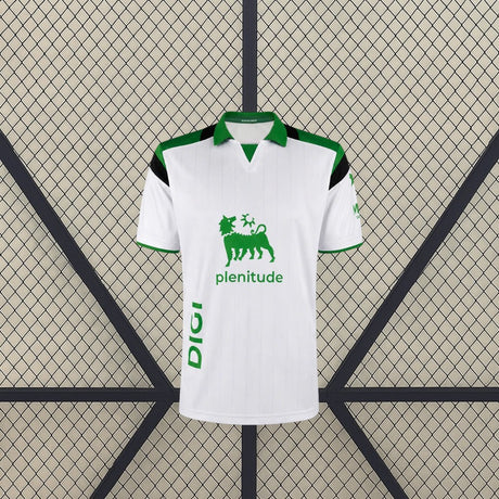 Vista frontal de la camiseta Racing Santander 26-27 local blanca con líneas verticales, cuello verde y paneles negros en los hombros