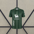 Vista frontal de la camiseta Racing Santander 26-27 visitante en verde oscuro con líneas verticales doradas y cuello tipo polo