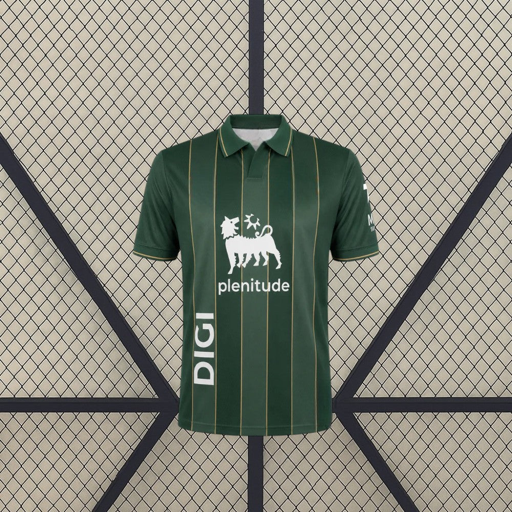 Vista frontal de la camiseta Racing Santander 26-27 visitante en verde oscuro con líneas verticales doradas y cuello tipo polo