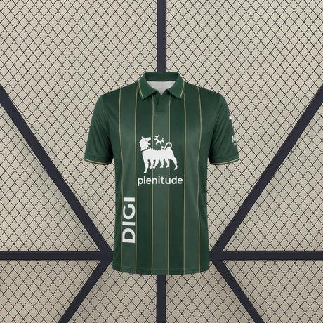 Vista frontal de la camiseta Racing Santander 26-27 visitante en verde oscuro con líneas verticales doradas y cuello tipo polo