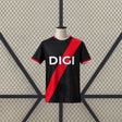 Vista frontal de la camiseta Rayo Vallecano 26-27 de portero negra con franja diagonal roja y detalles rojos y blancos