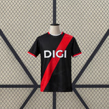 Vista frontal de la camiseta Rayo Vallecano 26-27 de portero negra con franja diagonal roja y detalles rojos y blancos