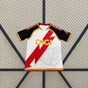 Vista frontal de la camiseta Rayo Vallecano 26-27 local blanca con diseño diagonal rojo, mangas negras y detalles amarillos