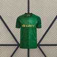Vista frontal de la camiseta Real Betis 26-27 visitante en verde, con patrón ornamental tonal, cuello redondo y detalles dorados