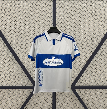Vista frontal de la camiseta Real Oviedo 26-27 tercera equipación en blanco, con banda azul, cuello tipo polo y manga corta