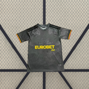 Vista frontal de la camiseta Roma 26-27 3ª equipación en gris antracita con patrón tonal, manga corta y detalles amarillos y granates