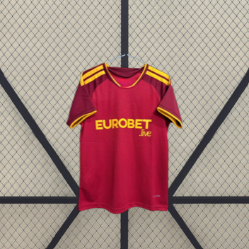 Vista frontal de la camiseta Roma 26-27 local granate con cuello redondo, detalles amarillos en hombros y remates de las mangas