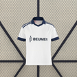 Vista frontal de la camiseta Schalke 26-27 visitante blanca con cuello azul marino, detalles en hombros y puños oscuros
