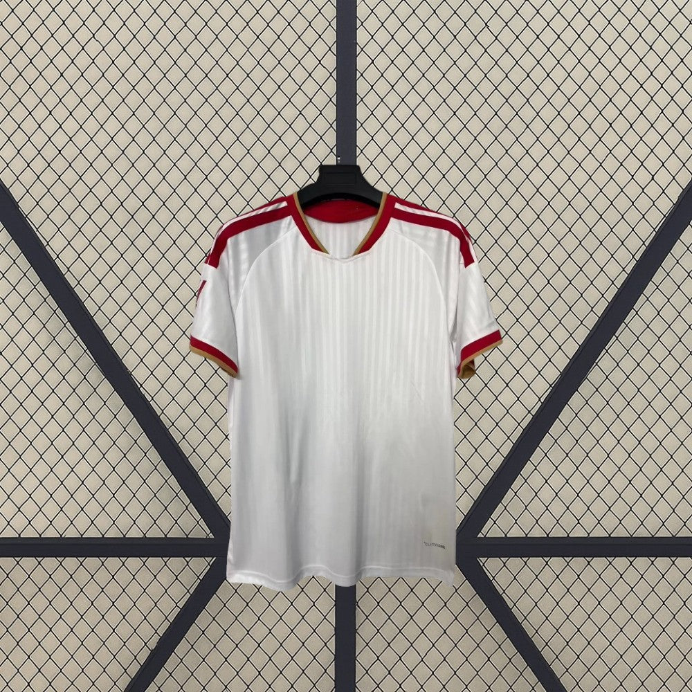 Vista frontal de la camiseta Sevilla 26-27 local en color blanco, con cuello en V, detalles rojos y dorados y textura vertical