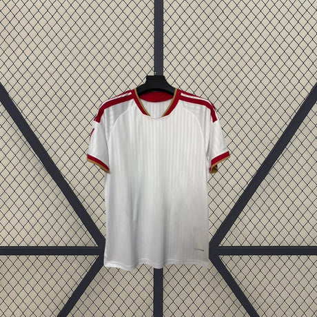 Vista frontal de la camiseta Sevilla 26-27 local en color blanco, con cuello en V, detalles rojos y dorados y textura vertical