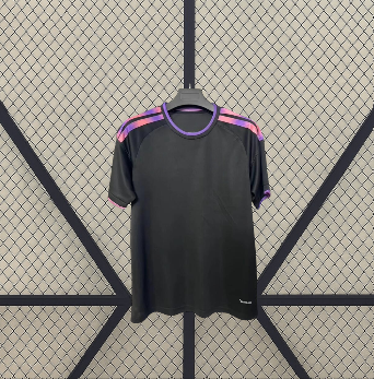 Vista frontal de la camiseta Sevilla 26-27 tercera equipación en negro, con cuello morado, manga corta y franjas rosas y moradas en los hombros