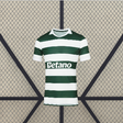 Vista frontal de la camiseta Sporting Portugal 26-27 local con franjas horizontales verdes y blancas, cuello tipo polo y manga corta