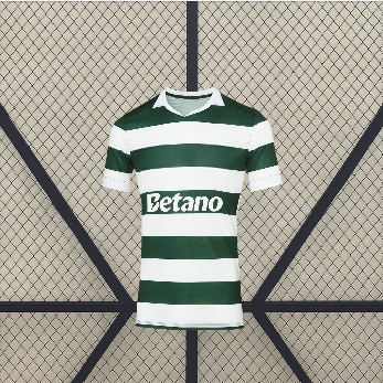 Vista frontal de la camiseta Sporting Portugal 26-27 local con franjas horizontales verdes y blancas, cuello tipo polo y manga corta