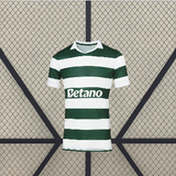 Vista frontal de la camiseta Sporting Portugal 26-27 local con franjas horizontales verdes y blancas, cuello tipo polo y manga corta