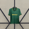 Vista frontal de la camiseta Sporting de Gijón 26-27 visitante verde con cuello tipo polo, ribete amarillo y manga corta