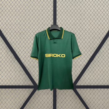 Vista frontal de la camiseta Sporting de Gijón 26-27 visitante verde con cuello tipo polo, ribete amarillo y manga corta