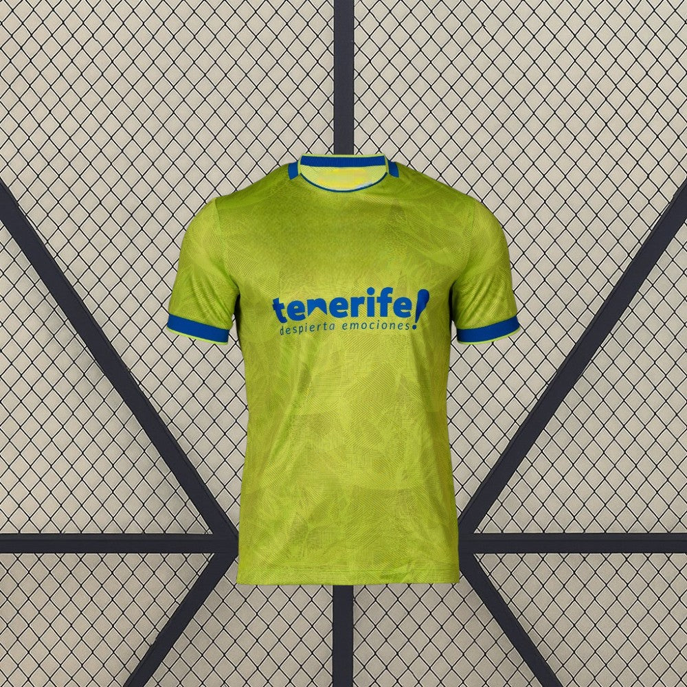 Vista frontal de la camiseta Tenerife 26-27 tercera equipación en amarillo lima con cuello y puños azules y patrón tonal