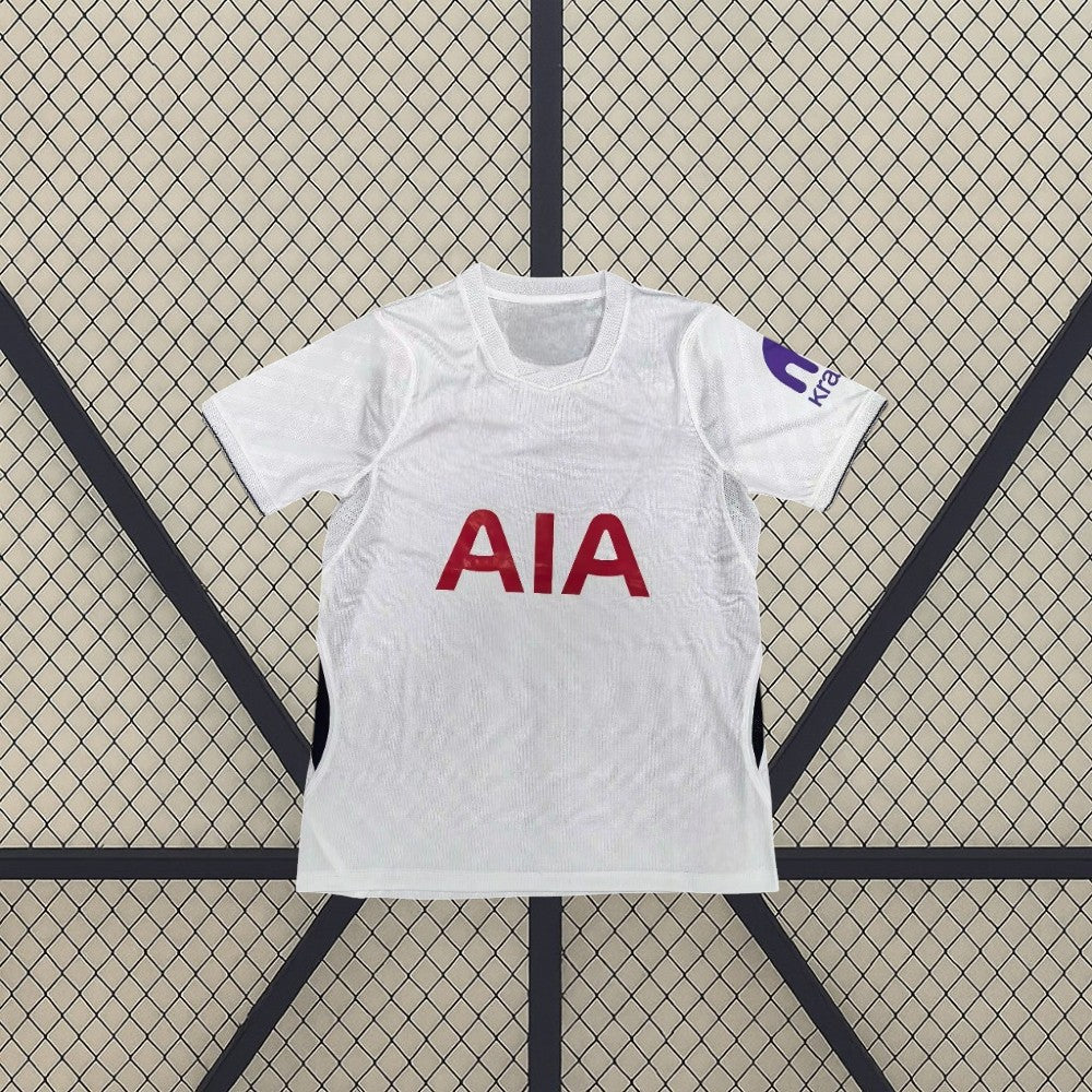 Vista frontal de la camiseta Tottenham 26-27 local blanca con textura tonal, manga corta, cuello geométrico y paneles laterales azul marino