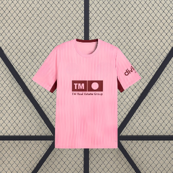 Vista frontal de la camiseta Valencia 26-27 tercera equipación en color rosa con cuello redondo, manga corta y detalles granate