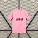 Vista frontal de la camiseta Valencia 26-27 tercera equipación en color rosa con cuello redondo, manga corta y detalles granate