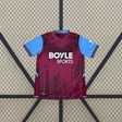 Vista frontal de la camiseta West Ham 26-27 Local granate con patrón gráfico tonal, mangas azul celeste y cuello redondo