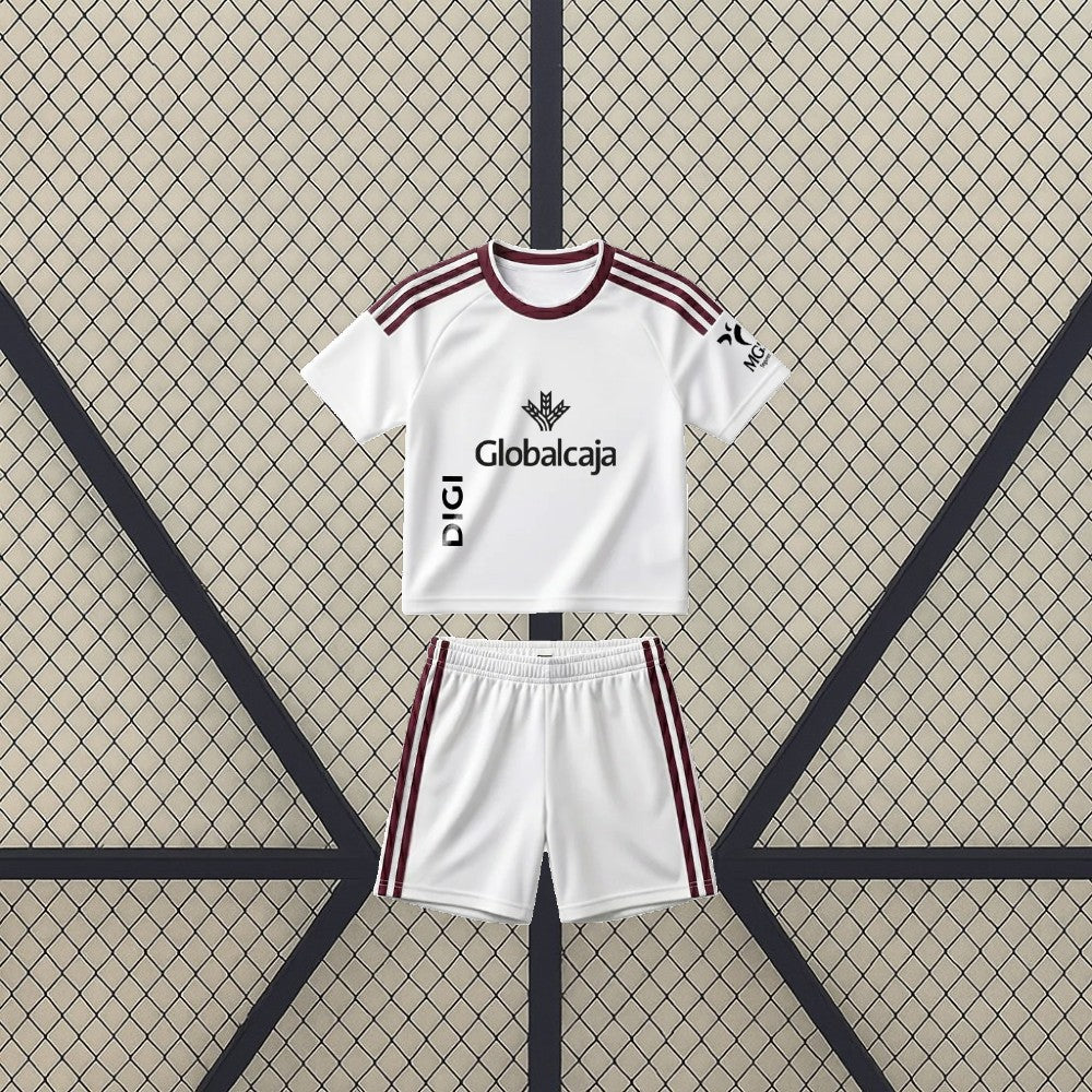 Vista frontal de la equipación Albacete 26-27 Local de niño con camiseta y pantalón blancos y detalles granates