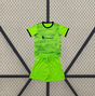 Vista frontal de la equipación Athletic de Bilbao 26-27 de portero verde para niño con camiseta verde lima de patrón tonal y pantalón corto a juego
