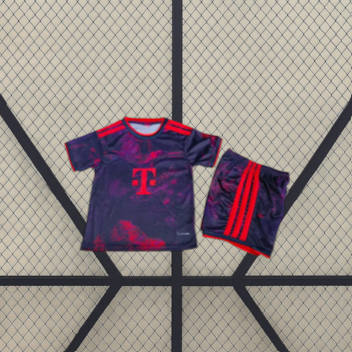 Vista frontal de la equipación Bayern Munich 26-27 3ª equipación para niño con camiseta azul marino y fucsia y pantalón corto oscuro con franjas laterales