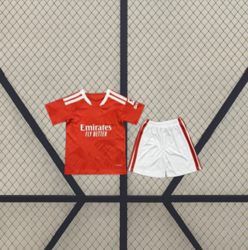 Vista frontal de la equipación Benfica 26-27 local para niño con camiseta roja de manga corta y pantalón corto blanco con detalles rojos