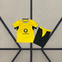 Vista frontal de la equipación Borussia Dortmund 26-27 local para niño con camiseta amarilla, detalles negros y pantalón corto negro y amarillo