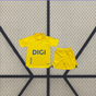 Vista frontal de la equipación Cádiz 26-27 local para niño con camiseta amarilla de manga corta y pantalón corto amarillo con detalles azules