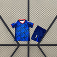 Vista frontal de la equipación Cabo Verde niño 26-27 local Mundial 2026 con camiseta azul de estrellas y pantalón azul marino