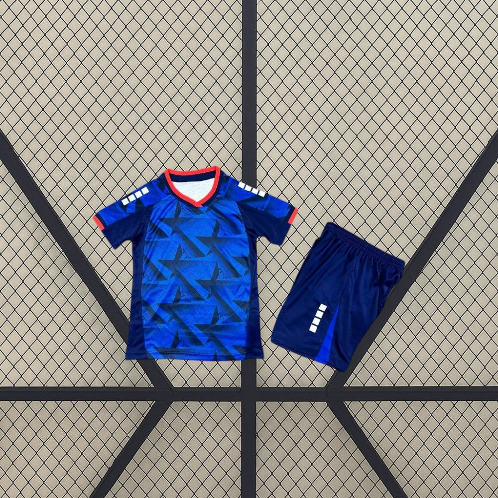 Vista frontal de la equipación Cabo Verde niño 26-27 local Mundial 2026 con camiseta azul de estrellas y pantalón azul marino