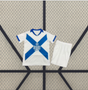 Vista frontal de la equipación Deportivo La Coruña 26-27 3ª equipación para niño con camiseta blanca, diseño azul en aspa y pantalón corto blanco