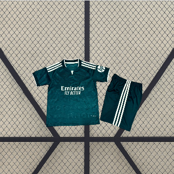 Vista frontal de la equipación R.M. 26-27 visitante para niño con camiseta verde oscuro de patrón tonal y pantalón corto con franjas blancas