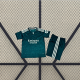 Vista frontal de la equipación R.M. 26-27 visitante para niño con camiseta verde oscuro de patrón tonal y pantalón corto con franjas blancas