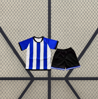 Vista frontal de la equipación RCD Espanyol 26-27 local para niño con camiseta de franjas azules y blancas y pantalón corto negro