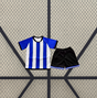 Vista frontal de la equipación RCD Espanyol 26-27 local para niño con camiseta de franjas azules y blancas y pantalón corto negro