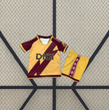 Vista frontal de la equipación Rayo Vallecano 26-27 3ª equipación para niño con camiseta amarilla y granate y pantalón corto amarillo