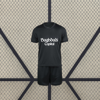 Vista frontal de la equipación Real Sociedad 26-27 visitante para niño con camiseta negra de manga corta y pantalón corto negro