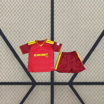Vista frontal de la equipación Roma 26-27 local para niño con camiseta granate, detalles amarillos y pantalón corto granate con franja amarilla