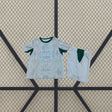 Vista frontal de la equipación Senegal 26-27 local para niño del Mundial 2026 con camiseta clara de estampado multicolor, detalles verdes y pantalón corto a juego